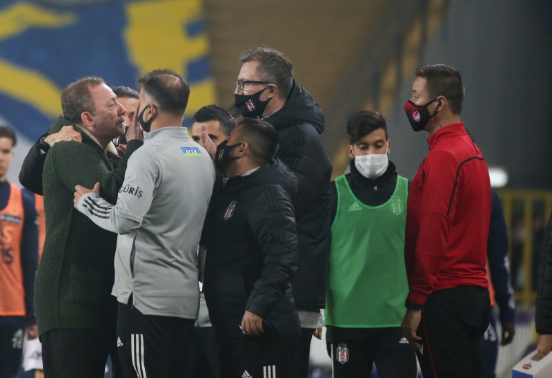 <p><span >- Sahada sıcak ya da soğuk teknik adam diye bir ayrım yok. O ana, maçın atmosferine ve takımın oyununa göre değişiyor duygularımız. Ben bilerek hiçbir şey yapmam. Benim kulübedeki davranışlarımı takımımın oyunu belirler. Eğer takımım coşkulu oynarsa, güzel oynarsa ben de onlarla birlikte kulübede aynı heyecanı, aynı duyguları paylaşıyorum Oyunun içinde oluyorum.</span><br></p>