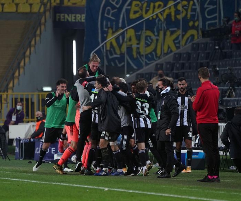 <p><b>Ya kötü oynuyorsa... </b></p><p>- Dedim ya.. Takımın oyunu belirler benim coşkumu. Kötü oynuyorsak bu bana da yansır.</p>