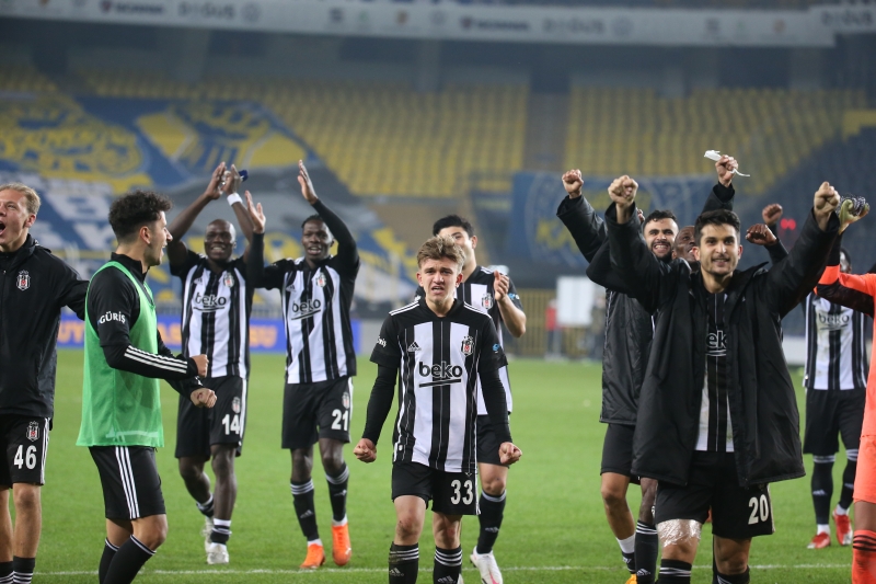 <p><b>Futbolculuk mu, antrenörlük mü? </b></p><p>- Ben futbolcuyken çok rahattım. Çünkü sahadaki problemi tek başıma ben çözüyordum. Ama teknik adamlıktaki sorumluluk çok daha başka.</p>