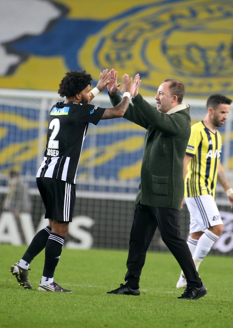 <p>- Tabii ki 4. hakemle konuşmam gerekiyorsa konuşacağım. Bizim muhatabımız o. <b>Bunda eleştirilecek ne var ben hiç anlamadım.</b> İnsanlar eleştirmek için bahane arıyorlar.</p>