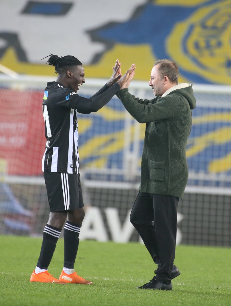 <p><b>Yine dönelim Fenerbahçe maçına. Özel bir çalışma yaptınız mı?</b></p><p>- Hayır çok özel bir çalışma yapmadık. Ama her maçın kendine özel bir havası, atmosferi var. Nasıl ki Anadolu takımları büyük maçlara hazırlanırken, motive oluyorlarsa bu tür karşılaşmalarda da oyuncular kendileri motive oluyorlar.</p>