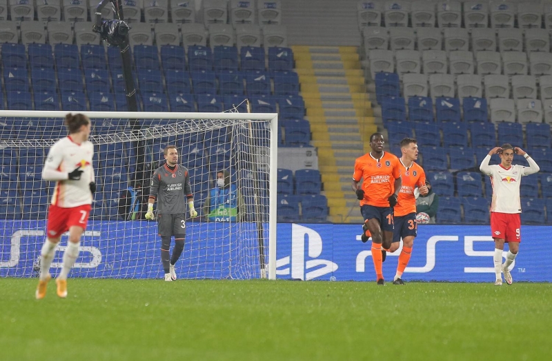 <p>Bu sonucun ardından grupta 3 puanla son sırada kalan Başakşehir, UEFA Avrupa Ligi bileti alabilmek için PSG'nin deplasmanda Manchester United'a yenilmesini bekleyecek ve son maçta Fransız rakibini deplasmanda en az 2 farklı yenmeye çalışacak.</p>