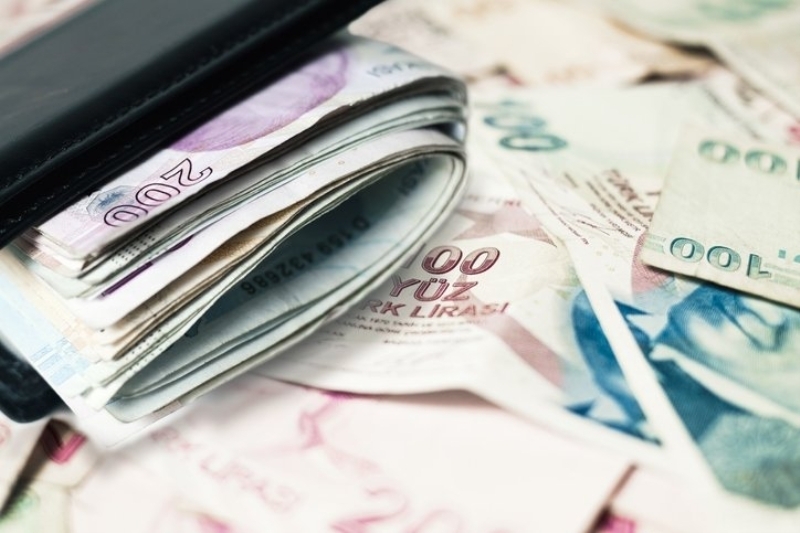 <p><b>YÜZDE 4 ZAM YAPILMIŞTI</b></p><p><b><br></b></p><p>Memur ve memur emeklilerine toplu sözleşme gereği 2020’nin ikinci 6 ayı için yüzde 4 zam yapılmıştı. Bu döneme ilişkin enflasyon farkı ocak ayında maaşa yansıtılacak.</p>