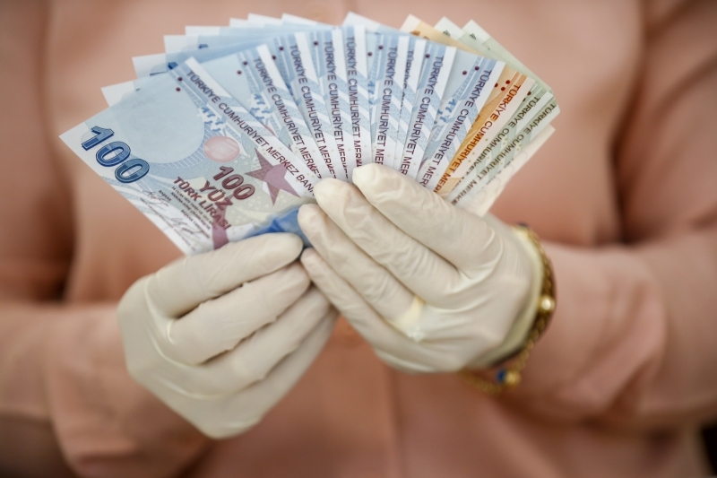 <p><b>DOKTORA 2.766 TL</b></p><p><br></p><p>Emekli Sandığı kapsamındaki emekli doktorlara her ay yapılan ilave ödeme uzmanlarda 2 bin 625 liradan 2 bin 757 ya da 2 bin 766 liraya, uzman olmayanlarda 2 bin 7 liradan 2 bin 108 veya 2 bin 115 liraya çıkacak.</p>