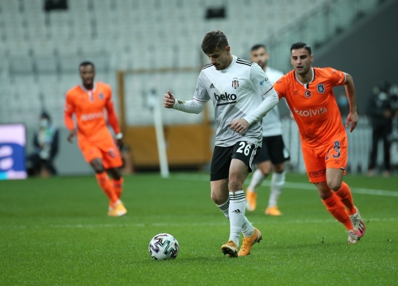 <p><b>'DORUKHAN YÜZDE 90 BİTTİ'</b></p><p>Dorukhan'la görüşmelerimiz devam ediyor. Transfer bu. İmzalar atılmadan bir şey denmez. Bana göre olumlu anlamda yüzde 90 bitti. Benim fikrimi soruyorsanız gideceğini düşünmüyorum. Dorukhan'ın da bana rol yaptığını düşünmüyorum. Görüşüyoruz, her şey müspet sadece kağıda dökülecek.</p>