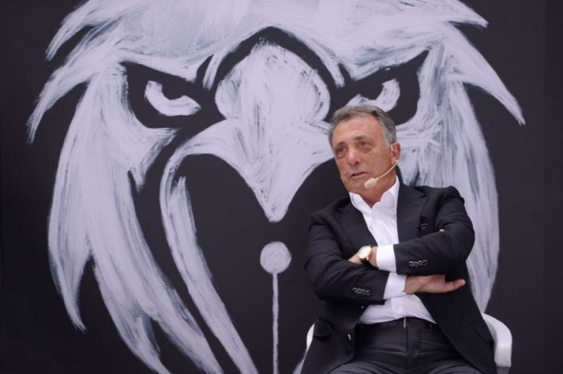 <p><b>'TAMAM BAŞKANIM DEDİ'</b></p><p>Futbolcu benimle konuşuyor, gelmek istediğini söylüyor, Emre Kocadağ ile konuşuyor. Ben, 'Benimle beraber bu imzayı at, benden sonra da önünde uzun yıllar forma giy' dedim. O da 'Tamam başkanım' dedi.</p>