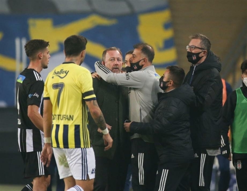 <p><b>'HOCAMIZIN HER ZAMAN YERİ VARDIR'</b></p><p>Biz iş adamıyız. Bizim ağzımızdan bir laf çıktığı zaman son dakikaya kadar geçerlidir o. Ben dedim ki Sergen Hoca, ne zaman bırakmak isterse onun o saate kadar yeri var. Kontratı getirsin, imzalayayım dedim. Bu laf başkanın ağzından çıkıyor. Sergen Hoca, ayrılmak istemediği sürece burada yeri vardır. Maç iyi gidiyor, Sergen Hoca'yı ele alıyorlar, kötü gidiyor, Sergen Hoca'yı ele alıyorlar</p>