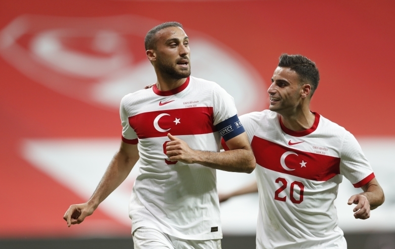 <p><b>'CENK TOSUN'U İSTERİM'</b></p><p>Cenk bizim için uygun olur. Olabilse keşke. Onun satışını yapan da benim Everton'a. Benim için özel bir çocuk ama şu anda orada top oynuyor. Eğer orası derse ki Cenk'e ihtiyacımız var, biz alamayız. Ama bize derlerse Evet Cenk oynayabilir, o zaman kiralayabiliriz. Yabancı biri yerine yerli biri bizim için tercihtir. Kendi kulübünün kararını görmeden Cenk'le ilgili bir tasarrufumuz olmaz.</p>