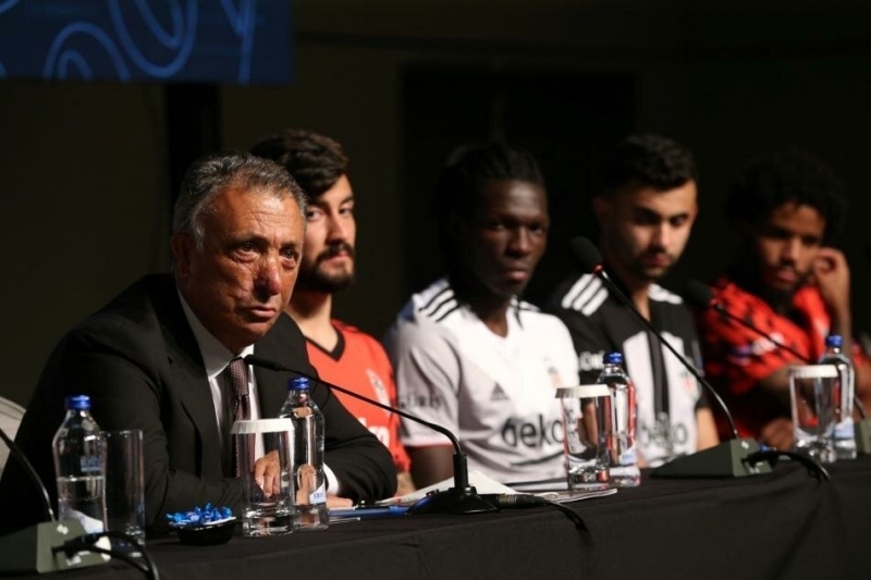 <p><b>'ABOUBAKAR'IN SAKATLIĞI YOK'</b></p><p>Biz kesinlikle bonservis vermedik. Ben gelmeden yapılan 16-17 milyon euro'lar verildi. Bonservissiz futbolcular aldık. Aboubakar, bonservisle gelmedi, sadece ücreti verildi. Rosier, cüzi bir miktara geldi. Çok ciddi bir miktara. Aboubakar'ın sakatlığı bana göre yok. GÖnderen takım da çok pişmanmış. Aboubakar çok güçlü bir çocuk. Maneviyatı da güçlü. Temiz kalpli, gülen bir insan. O sakat olsa da uçar, durduramazsınız.</p>