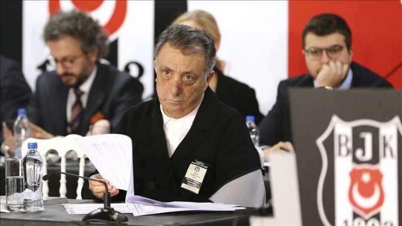 <p><b>'ŞAMPİYONLUK YARIŞINDA OLACAĞIZ'</b></p><p>Benim vermek istediğim mesaj şu; mali imkanları kısıtlayarak takımımın sürekli şampiyonluk almasını hedeflemmişi. Benim kafamdaki tablo gelir ve giderleri eşitleyip, kısıtlı bütçe ile yıllar boyunca sürekli şampiyonluğu kovalayacağız. Kimse benden şampiyon olamayacağız dememi beklemesin. Tasarruf yapacağız, tasarrufu yapıp, şampiyonluk yarışında olacağız.</p>