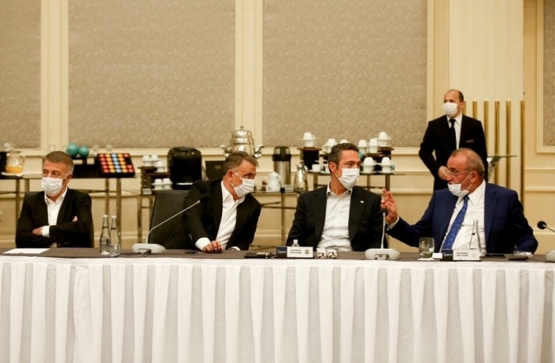 <p><b>'HEYKELİ DİKİLSİN AMA PAZARLIK YAPARIM'</b></p><p>Atiba iyi bir aile babası, iyi bir profesyonel, iyi bir futbolcu. Yabancı sayısında kısıtlamadan daha önemlisi gelecek yabancıların tarifi. Atiba, TÜrk gençlerine örnek olabilecek iyi bir yabancı futbolcu. Atiba da biraz pazarlığı seviyor, ben de seviyorum. Gecikmenin nedeni pazarlığı uzattık. Beşiktaş'ın menfaatini korumak için pazarlık yaptım. Heykelini diksinler tabii ki. Heykelinin dikilmesi benim ona namütena bir ücret vermemi gerektirmiyor.</p>