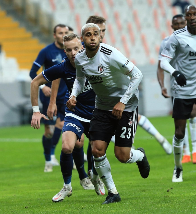 <p><b>��M�EK DEVAM ETT�RD� </b></p><p>Be�ikta�l� futbolcular ve teknik heyet penalt� beklese de hakem Bahattin �im�ek, oyunu devam ettirdi.</p>