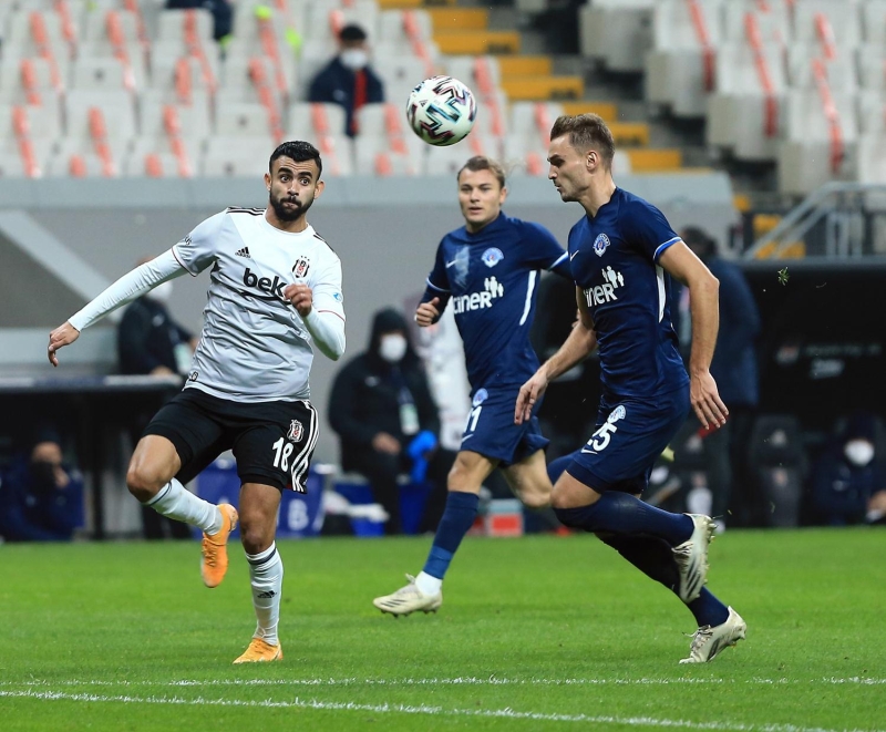 <p>Hakem Bahattin �im�ek'in verdi�i kararlar sonras� sosyal medya y�k�ld�. Bir�ok futbolsever, hakem kararlar�na ele�tiri getirirken, payla��mlar �u �ekilde:</p>