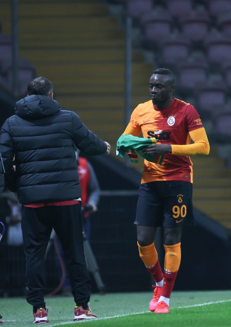 <p><b>DİAGNE'NİN G.SARAY PERFORMANSI </b></p><p>Sarı kırmızılılar 33 maça çıkan Senegalli golcü, 18 kez ağları sarsarken, 2 de asist yaptı.</p>