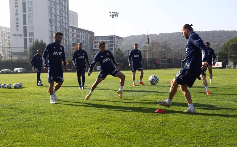 <p><b>RADİKAL BİR DEĞİŞİM OLACAK</b></p><p><br></p><p>Geçmiş maçlarda çok fazla sayıda ceza sahasına orta girişiminde bulunan Fenerbahçe'de bu istatistikte azalma olacak. </p>