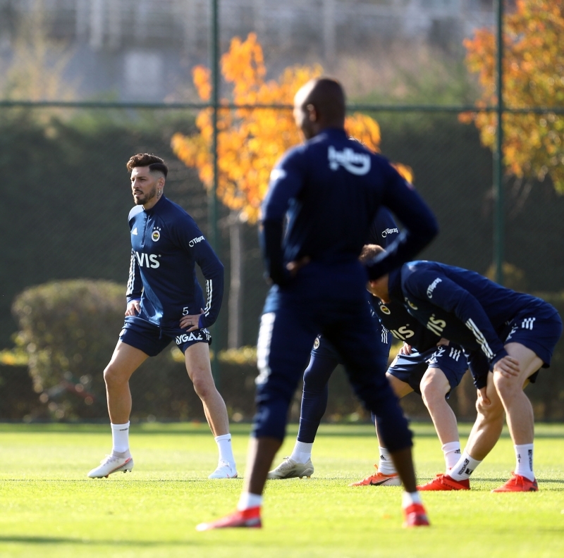 <p><b>BULUT'TAN SOSA'YA GÜVENOYU</b></p><p><br></p><p>Beşiktaş derbisinde ortaya koyduğu futbolla büyük hayal kırıklığı yaratan Fenerbahçe'nin Arjantinli orta saha oyuncusu Jose Sosa, Denizli'de ilk 11'deki yerini koruyacak. </p>