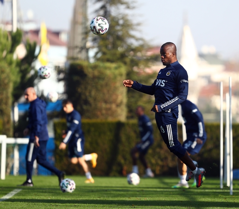 <p><b>ENNER VALENCIA HAMLE İÇİN KULÜBEDE</b></p><p><br></p><p>Covid-19 testi negatife dönen ve takımla birlikte 3 idmana çıkan Valencia'nın Denizli'de maça kulübede başlayacağı öğrenildi. </p>