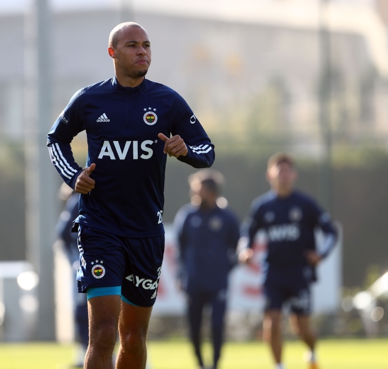 <p>Takım boyunu da kısa tutacak olan Sarı-Lacivertliler, savunmada boş alan bırakmayacak. </p>