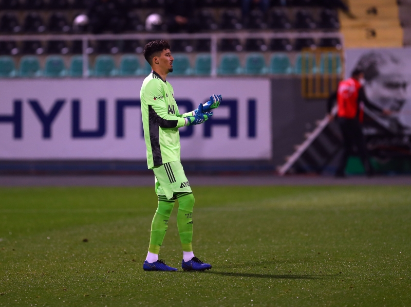 <p>Soyunma odas�na 2-0 �nde giren Fenerbah�e, ikinci yar�da b�y�k d���� ya�asa da Altay Bay�nd�r, kalesinde adeta devle�ti.</p>