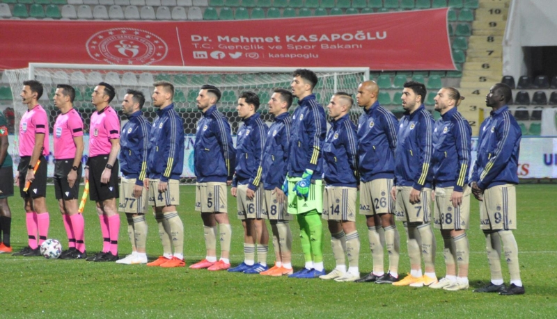 <p>Tart��mal� bir pozisyon sonras�nda Serdar Aziz'e verilen k�rm�z� kart �zerinden tepki g�steren gen� kaleci, 'Daha ilk dakikadan ne bu ya? Hocam k�rm�z� kart verdin yetmiyor mu?' �eklinde seslendi.</p>