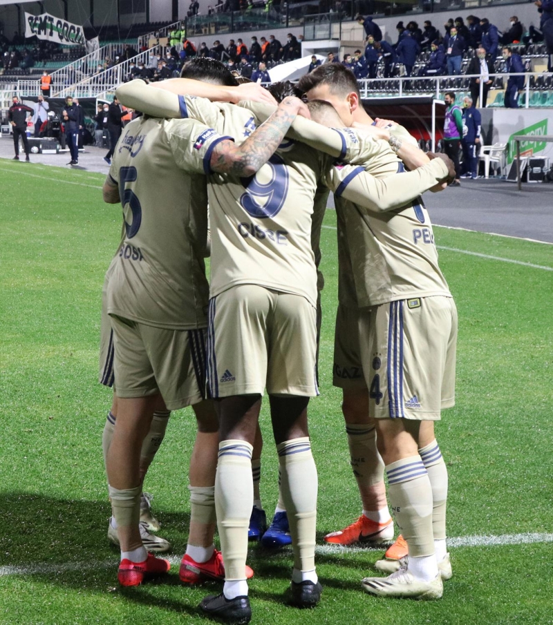 <p>Ard�ndan kullan�lan kornerde Altay Bay�nd�r, kaleye do�ru y�nelen topu yine refleksle kurtarmay� ba�ard�.</p>