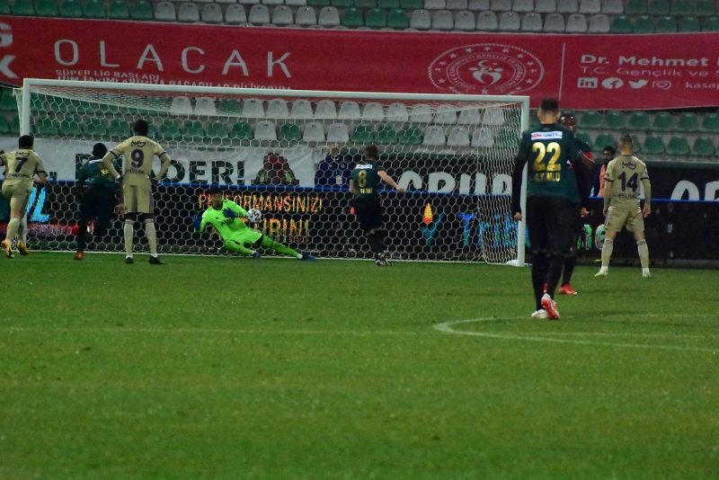 <p>Altay, yine ayn� dakikalarda Denizlispor'da �smail Aissati'nin ceza sahas� d���ndan �ekti�i sert �utu 90 diye tabir edilen b�lgeden m�thi� bir refleksle kurtard�.</p>