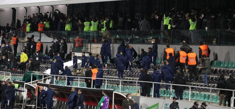 <p><b>4'TE 3 YAPTI </b></p><p>�te yandan, Fenerbah�e'nin gen� file bek�isi, kullan�lan son 4 penalt�n�n 3'�n� kurtarma ba�ar�s� g�sterdi.</p>