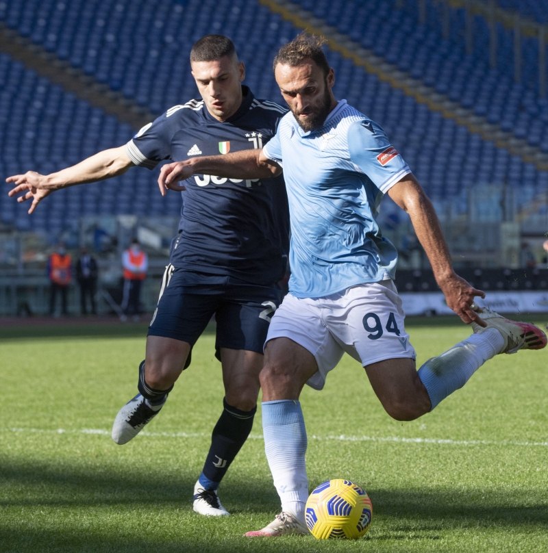 <p>Son olarak sakatlanan ve takımının oynadığı son 3 maçı kaçıran Kosovalı golcü, formasını da kaptırmışa benziyor. Sakatlığı geçmeyen Vedat'ın bu sene sonuna kadar oynaması da zor gözüküyor...</p>