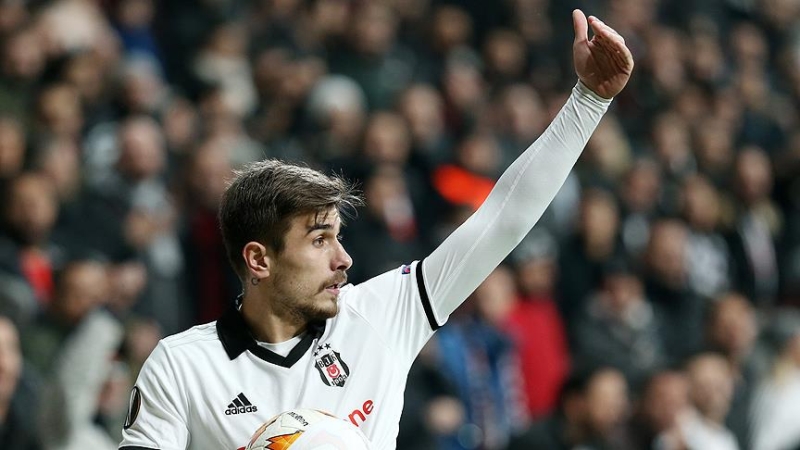 <p>Beşiktaş Başkanı Ahmet Nur Çebi’nin, <b>“Beşiktaş’ta oynamak istiyorsa sözleşme imzalar. Ama oynamak istemezse Allah yolunu açık etsin”</b> diyerek net bir tavır sergilediği Milli futbolcunun, kariyerine Kara Kartal’da devam etme kararı aldığı öğrenildi. </p>