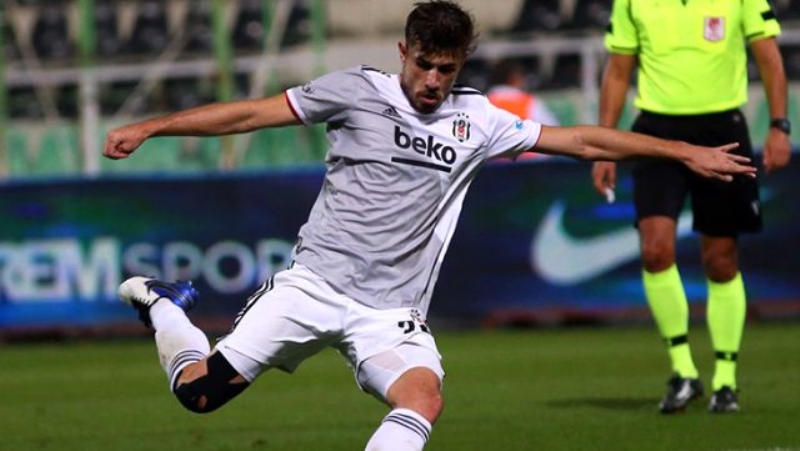 <p>Ancak tecrübeli futbolcunun yoluna Kara Kartal’da devam etme kararı alması sonrasında Kanarya, listesini güncelleyecek. </p><p><br></p><p>Fanatik</p>