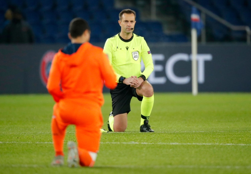 <p>Bu harekete hakemler de katıldı.</p>