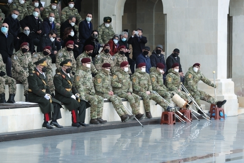 <p>Cumhurbakan Aliyev, tm katlmclar, savata ehit olan askerlerin ansna bir dakikalk sayg duruuna davet etti.</p>