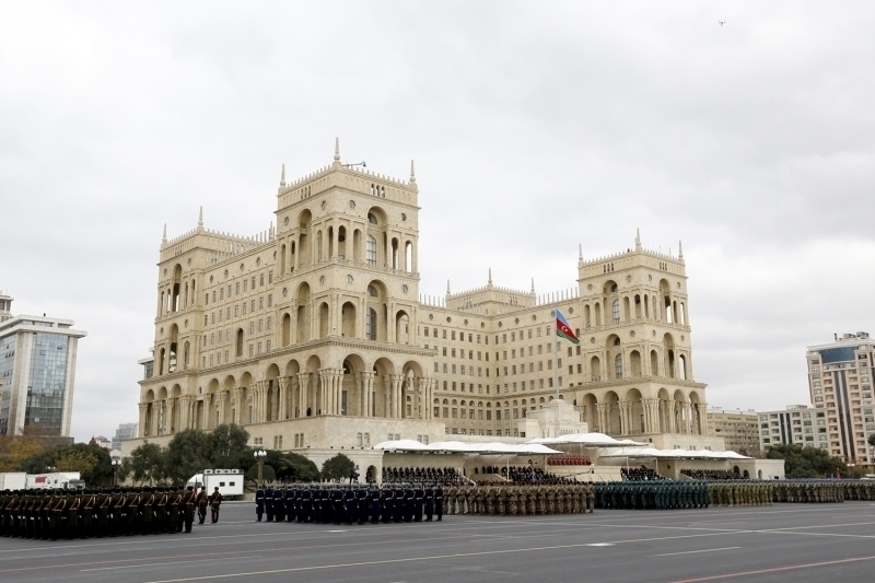 <p>Askerlerin geiinin ardndan Azerbaycan ordusunun sahip olduu tanklar, zrhl aralar, fze sistemleri ve toplar trende yerini ald.</p>