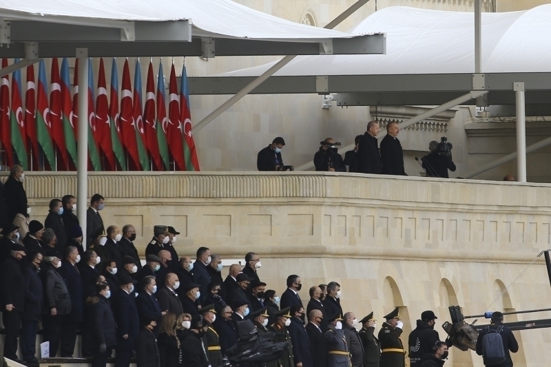 <p>Cumhurbakan Recep Tayyip Erdoan ve Azerbaycan Cumhurbakan lham Aliyev'in tren alanna gelmesinin ardndan kutlamalar, stiklal Mar ve Azerbaycan Milli Mar'nn okunmasyla balad.</p>