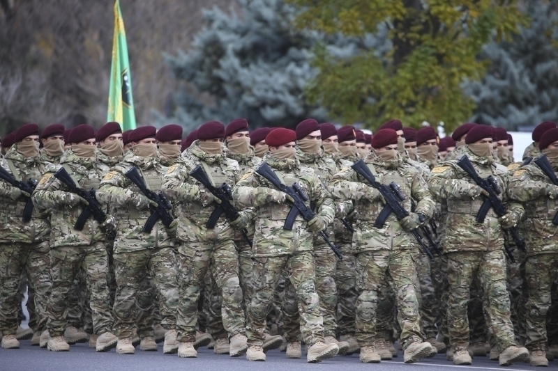 <p>Azerbaycan'a, Vatan Muharebesi'nde her zaman desteini bildiren Trkiye Cumhuriyeti'nin sekin askerleri de trene katld. Trk Kara Kuvvetlerine bal bordo bereli Mehmetikler boy gsterdi. </p>
