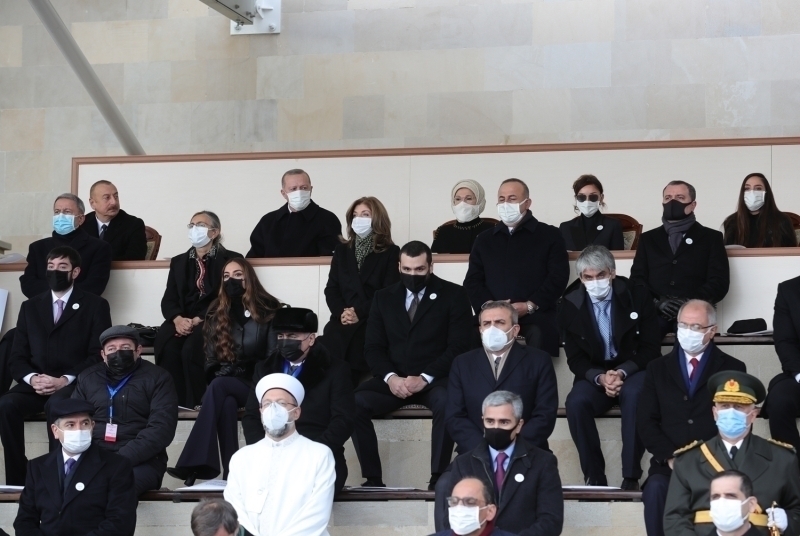 <p>Erdoan ve Aliyev, ayn anda 'Selam asker' diyerek alandaki birlikleri selamlad, sonra eleri ve birlikte kendilerine ayrlan yerde treni izledi.</p>