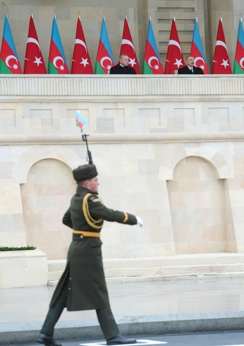 <p><b>- Ermeni ordusunun sava meydannda brakt silahlar da trende gsterildi</b><br></p><p>Trende, Azerbaycan ordusunun Ermenistan ordusundan ele geirdii, alr durumdaki tanklar, toplar, zrhl aralarla, sava meydannda vurularak ilevsiz hale getirilen silahlar da sergilendi. Ermenistan ordusundan ele geirilen tanklarn namlularnn malubiyet sembol olarak aa indirildii dikkati ekti.<br></p>