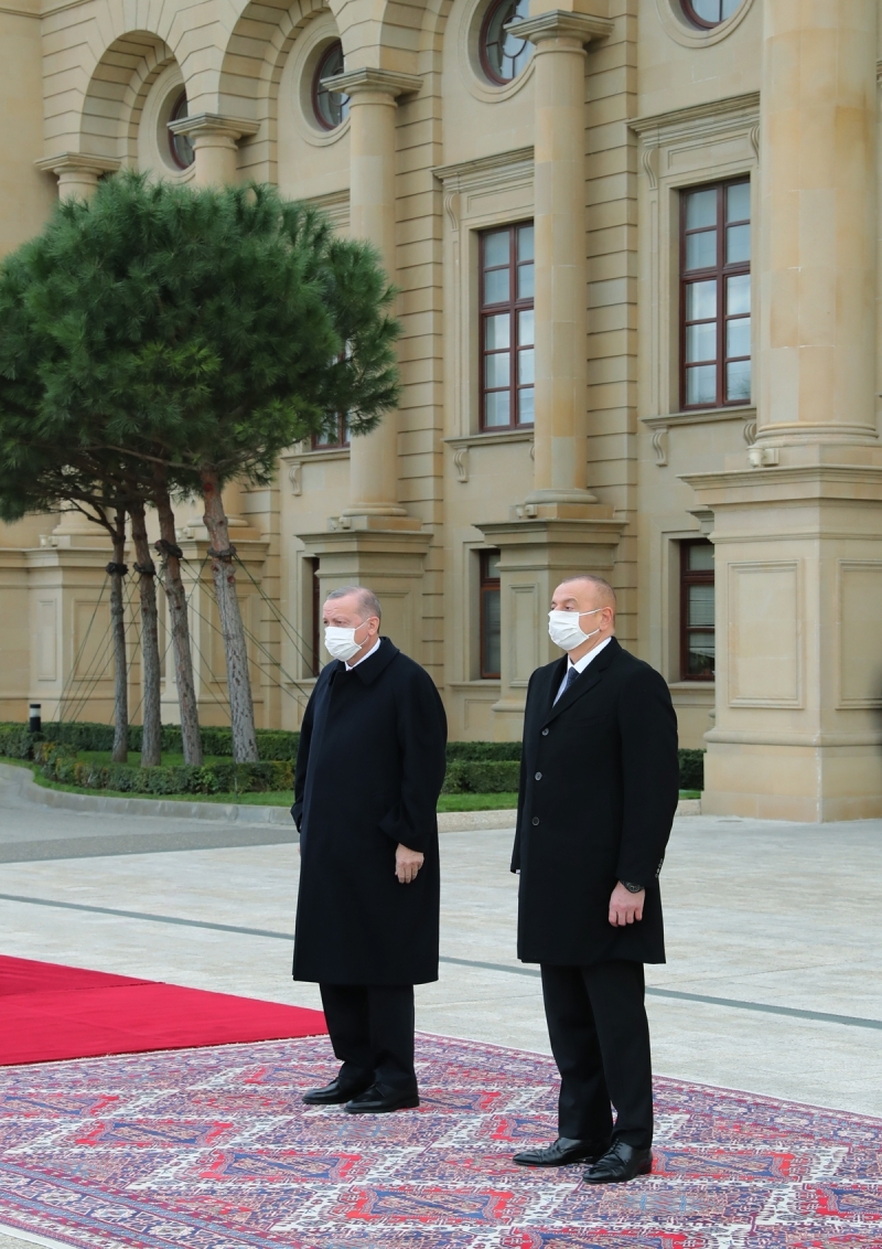 <p>Cumhurbakan Recep Tayyip Erdoan, Azerbaycan Cumhurbakan lham Aliyev tarafndan Genlik Saray'nda resmi trenle karland.</p>