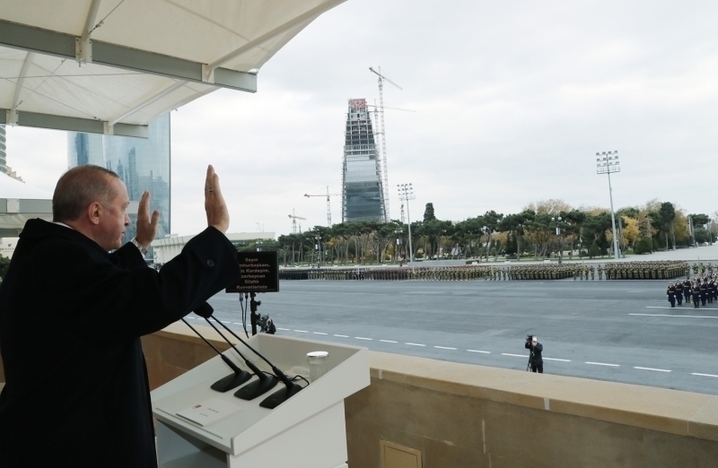 <p>Binlerce Azerbaycanl da ellerinde Trk ve Azerbaycan bayraklaryla treni izledi. nlerinden geen kahraman askerleri selamlayan vatandalar, 'Karaba Azerbaycan'dr', 'ehitler lmez vatan blnmez' eklinde sloganlar att.</p>