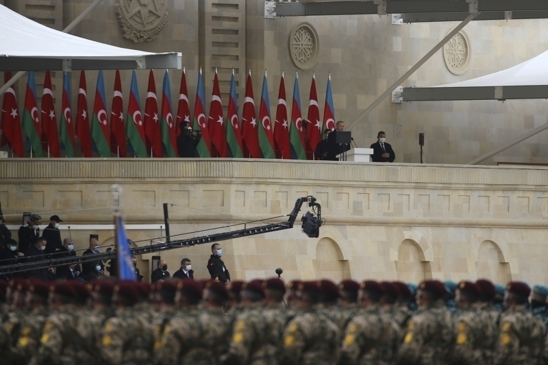 <p>Tren, sunucunun, 'Yaasn Azerbaycan. Yaasn muzaffer Azerbaycan ordusu. Yaasn sarslmaz ve ebedi Trkiye-Azerbaycan kardelii' szleriyle sona erdi.</p>