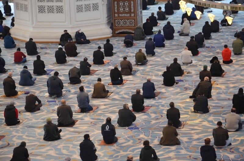 <p>Cuma namazn klmasnn ardndan herkes ayaa kalkarak, imamn okuduu duaya 'amin' dedi.</p>