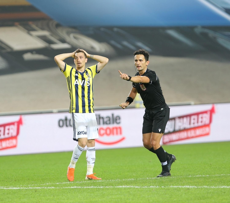 <p>Erol Bulut, 2 stoperinin yoklu�unda ge�en sezon uzun bir sakatl�k ya�ayan ve haz�rl�k m�cadelelerinde iyi bir g�r�nt� sergileyen Sad�k �iftp�nar'�, Tisserand'�n yan�nda g�revlendirdi.</p>