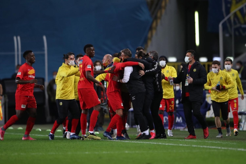 <p>Ligin ilk haftas�nda oynanan �aykur Rizespor ma��na yedek olarak ba�lay�p oyuna sonradan dahil olan Sosa, bu sezon 2. kez Yeni Malatyaspor'a kar�� yedek oturdu.</p>