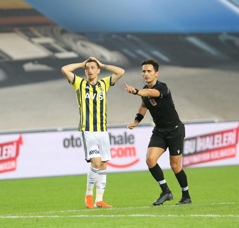 <p>Fenerbah�e'nin fla� transferi Jose Sosa, Yeni Malatyaspor kar��s�nda yedek soyundu.</p><p>Teknik direkt�r Erol Bulut, son ma�larda kondisyonuyla ilgili olumsuz ele�tiriler alan Sosa'y� Yeni Malatyaspor kar��s�nda yede�e �ekti.</p>