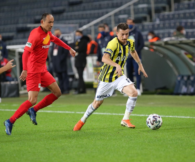 <p>Deneyimli teknik adam, stoperde Serdar Aziz'in kart cezal�s� olmas� nedeniyle bu b�lgede Sad�k �iftp�nar'a g�rev verdi.Yukatel Denizlispor ma��nda kart cezas� sebebiyle forma giyemeyen Luiz Gustavo ise, Jose Sosa'n�n yerine ilk 11'e geri d�nd�.</p>