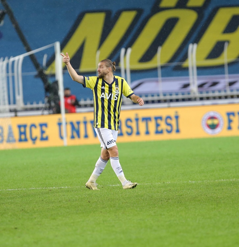 <p>Fenerbah�e'nin teknik direkt�r� Erol Bulut, sar�-lacivertli tak�m�n ba��nda eski tak�m� Yeni Malatyaspor'a kar�� ilk kez sahaya ��kt�.</p>