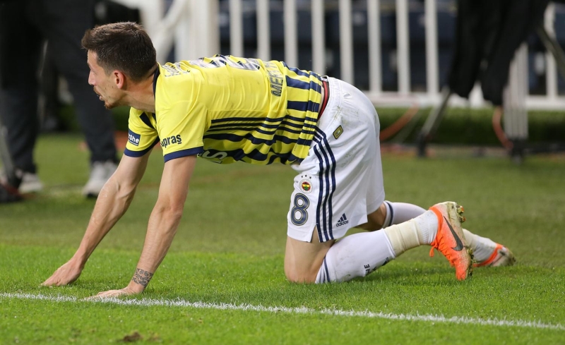 <p>Son olarak ligde 7. haftadaki Antalyaspor ma��nda forma giyen ve �ift sar� karttan oyundan at�lan Sinan G�m�� ise koronavir�se yakaland��� i�in uzun s�re tak�mda yer almam��t�.</p>