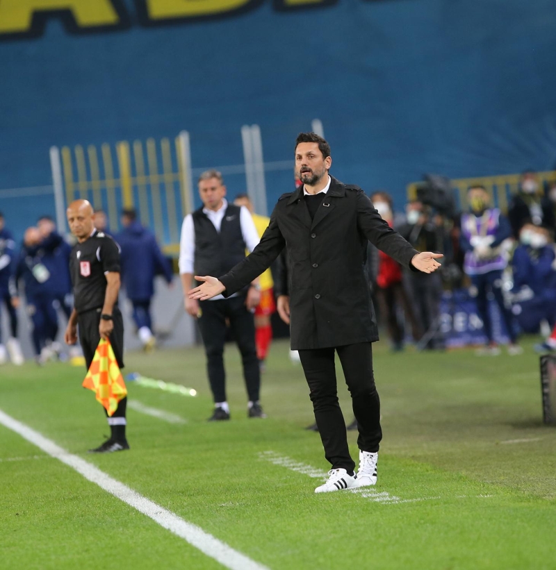 <p>Orta ikilide Luiz Gustavo ve Ozan Tufan'a �ans veren Bulut, bu isimlerin �n�nde Ferdi Kad�o�lu, Mert Hakan Yanda� ve Dimitris Pelkas'� oynatt�. Gen� teknik adam, gol yollar�nda ise yine Papiss Cisse'yi g�revlendirdi.</p>