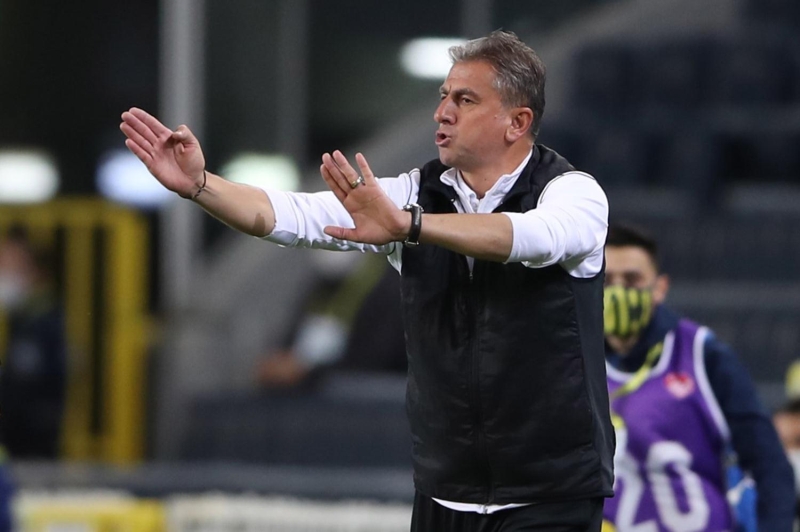 <p>Bu isimlerin yan� s�ra ge�ti�imiz hafta Yukatel Denizlispor ma��nda �ift sar� karttan k�rm�z� kart g�ren Serdar Aziz, cezas� sebebiyle tak�m�n� yaln�z b�rakt�.</p><p>Sakatl���n� atlatan ama hen�z haz�r olmayan Harun Tekin de kadroda yer almad�.</p>