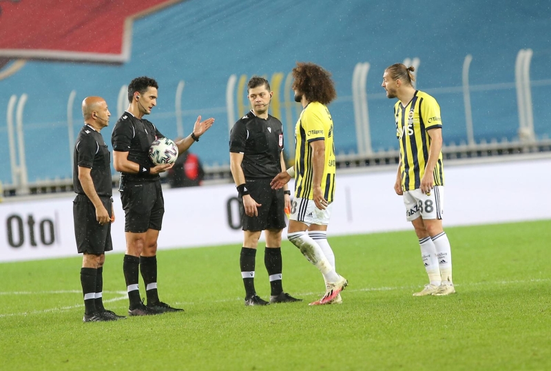 <p>Fenerbah�e, Yeni Malatyaspor kar��s�nda 7 futbolcusundan faydalanamad�.Sar�-lacivertlilerde sakatl�klar� bulunan Kemal Ademi, Enner Valencia, Mauricio Lemos, Mbwana Samatta ve Diego Perotti, Yeni Malatyaspor kar��la�mas�nda yer alamad�.</p>